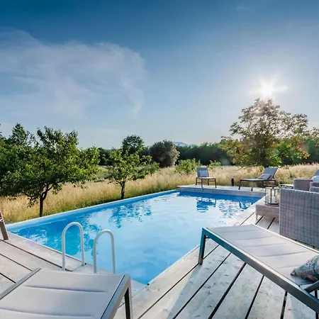 Drago, Authentic Private Pool Villa *