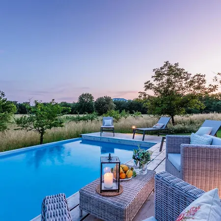 Drago, Authentic Private Pool Villa *